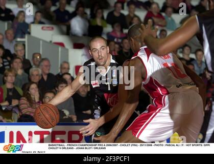 BASKETBALL - FRANZÖSISCHE MEISTERSCHAFT PRO A 2006/2007 - CHOLET (FRA) - 25/11/2006 - FOTO : PASCAL ALLEE / HOT SPORTS / DPPI CHOLET V ORLEANS - JOHAN BLOT / ORLEANS Stockfoto