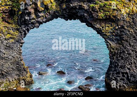 Nahaufnahme Landschaftsansicht des berühmten Gatklettur Bogen Felsen in der Nähe von Hellnar Nationalpark Snaefellsnes Halbinsel in Island am Sommertag Stockfoto