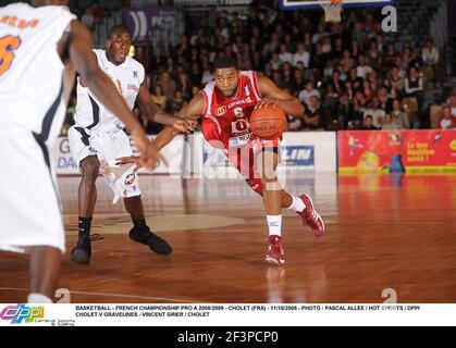 BASKETBALL - FRANZÖSISCHE MEISTERSCHAFT PRO A 2008/2009 - CHOLET (FRA) - 11/10/2008 - FOTO : PASCAL ALLEE / HOT SPORTS / DPPI CHOLET V GRAVELINES - VINCENT GRIER / CHOLET Stockfoto