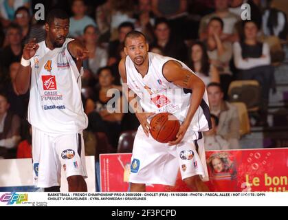 BASKETBALL - FRANZÖSISCHE MEISTERSCHAFT PRO A 2008/2009 - CHOLET (FRA) - 11/10/2008 - FOTO : PASCAL ALLEE / HOT SPORTS / DPPI CHOLET V GRAVELINES - CYRIL AKPOMEDAH / GRAVELINES Stockfoto