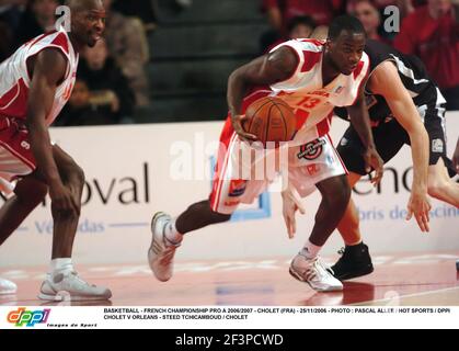 BASKETBALL - FRANZÖSISCHE MEISTERSCHAFT PRO A 2006/2007 - CHOLET (FRA) - 25/11/2006 - FOTO : PASCAL ALLEE / HOT SPORTS / DPPI CHOLET V ORLEANS - ROED TCHICAMBOUD / CHOLET Stockfoto