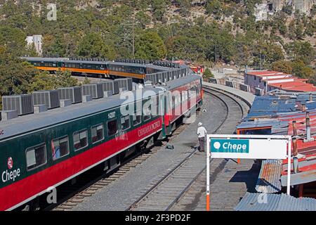 Touristenzug von Chepe Express / El Chepe / Chihuahua Pacifico Ankunft am Bahnhof El Divisadero, Urique, Chihuahua im Nordwesten Mexikos Stockfoto