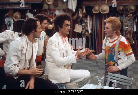 Die RSC-Besetzung in Aktion während der ATV-FERNSEHNETZPRODUKTION von Trevor Nunns musikalischer Adaption für das Fernsehen, KOMÖDIE DER FEHLER von William Shakespeare im Royal Shakespeare Theatre, Stratford-upon-Avon. Darsteller: Judi Dench, Francesca Annis, Michael Williams,- Mike Gwilym, Roger Reed, Nickolas Grace, Griffith Jones, Barbara Shelley, Robin Ellis. Die Aufführung wurde am 18. April 1978 vom Theater national übertragen. Stockfoto