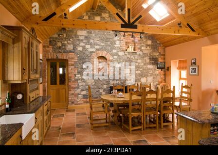 Holztisch und Stühle in der Küche im Landhausstil Stockfoto