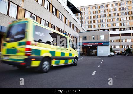 Ein Krankenwagen, der in der Notaufnahme des US-Universitätskrankenhauses in Linköping eintrifft. Stockfoto