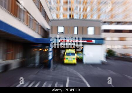 Ein Krankenwagen, der in der Notaufnahme des US-Universitätskrankenhauses in Linköping eintrifft. Stockfoto