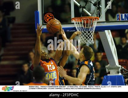 BASKETBALL - FRANZÖSISCHE MEISTERSCHAFT 2006/2007 - LE MANS (FRA) - 03/12/2006 - FOTO : PASCAL ALLEE / HOT SPORTS / DPPI LE MANS V GRAVELINES - (13) ERIC CAMPBELL (LE MANS) UND (12) DAINIUS ADOMAITIS (GRAVELINES) Stockfoto