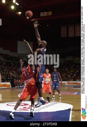 BASKETBALL - FRANZÖSISCHE MEISTERSCHAFT 2006/2007 - LE MANS (FRA) - 03/12/2006 - FOTO : PASCAL ALLEE / HOT SPORTS / DPPI LE MANS V GRAVELINES - (11) FREDERIC ADJIWANOU (LE MANS) UND (L) UCHE NSONWU (GRAVELINES) Stockfoto