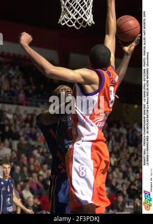 BASKETBALL - FRANZÖSISCHE MEISTERSCHAFT 2006/2007 - LE MANS (FRA) - 03/12/2006 - FOTO : PASCAL ALLEE / HOT SPORTS / DPPI LE MANS V GRAVELINES - (8) NICOLAS BATUM (LE MANS) UND (9) UCHE NSONWU (GRAVELINES) Stockfoto