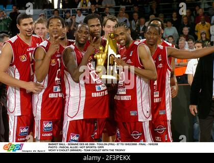 BASKETBALL - SEMAINE DES AS 2008 - TOULON (FRA) - 07 BIS 10/02/2008 - FINALE - 10/02/08 FOTO : PASCAL ALLEE / HOT SPORTS / DPPI VICHY V CHOLET (SIEGER) - TEAM CHOLET MIT DER TROPHÄE Stockfoto