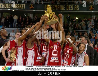 BASKETBALL - SEMAINE DES AS 2008 - TOULON (FRA) - 07 BIS 10/02/2008 - FINALE - 10/02/08 FOTO : PASCAL ALLEE / HOT SPORTS / DPPI VICHY V CHOLET (SIEGER) - TEAM CHOLET MIT DER TROPHÄE Stockfoto