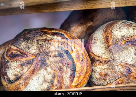 Laugavegur Straße Bäckerei Café Geschäft Schaufenster Anzeige von Makro-Nahaufnahme auf Sauerteig Vollkorn hausgemachtes frisches Brot mit brauner Kruste in Reykjavik, Stockfoto