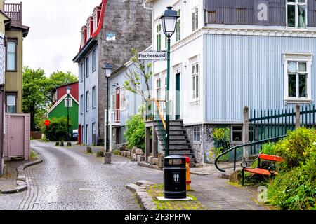 Reykjavik, Island Mjostraeti ruhige Gassenstraße in der Innenstadt und Häuser Gebäude mit Schild für fischersund Stockfoto