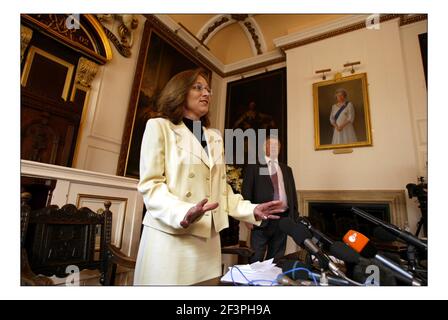 Clair Williams, der Superintendent Registrar, der die zivile Zeremonie des Prinzen von Wales und Frau Camilla Parker Bowles durchführen wird, Wurde der Presse in der Windsor Guildhall vorgestellt, wo die Zeremonie stattfinden wird. Sie wird mit David Lunn CEO des Royal Borough of Windsor und Maidenhead gesehen.pic David Sandison 23/3/2005 Stockfoto