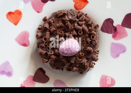 Cadbury Mini Eier Nest Kuchen Set auf Teller mit Herzen Ein Stockfoto