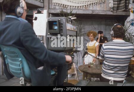 Die RSC-Besetzung in Aktion während der ATV-FERNSEHNETZPRODUKTION von Trevor Nunns musikalischer Adaption für das Fernsehen, KOMÖDIE DER FEHLER von William Shakespeare im Royal Shakespeare Theatre, Stratford-upon-Avon. Darsteller: Judi Dench, Francesca Annis, Michael Williams,- Mike Gwilym, Roger Reed, Nickolas Grace, Griffith Jones, Barbara Shelley, Robin Ellis. Die Aufführung wurde am 18. April 1978 vom Theater national übertragen. Stockfoto