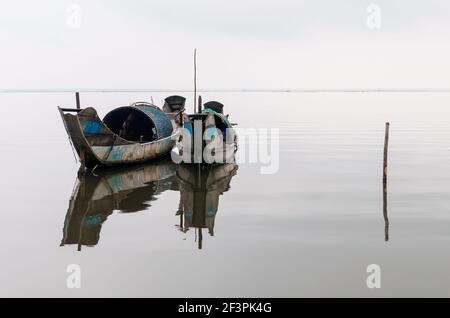 Zwei Sampan Garnelen Fischerboote mit einer Reflexion in einem See zwischen Hue und Hoi an, Zentralvietnam. Stockfoto