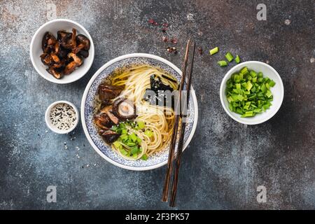 Ramen mit Shiitake-Pilzen und grünen Zwiebeln. Draufsicht. Asiatische Küche Stockfoto