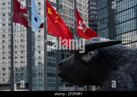 Hongkong, China. März 2021, 17th. Die chinesischen und Hongkonger Flaggen fliegen vor dem Exchange Square Komplex. (Foto von Isaac Wong/SOPA Images/Sipa USA) Quelle: SIPA USA/Alamy Live News Stockfoto