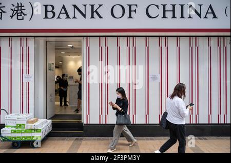 Hongkong, China. März 2021, 17th. Fußgänger gehen an der staatlichen chinesischen Handelsbank, der Bank of China Niederlassung in Hongkong, vorbei. Kredit: SOPA Images Limited/Alamy Live Nachrichten Stockfoto