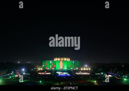 Dhaka, Bangladesch. März 2021, 17th. Farbenfrohe Beleuchtung des Nationalparlaments bei der Feier des 100. Geburtstages von Bangabandhu, Sheikh Mujibur Rahman, und des goldenen Jubiläums der Unabhängigkeit in Dhaka, Bangladesch, am 17. März 2021. Quelle: Suvra Kanti das/ZUMA Wire/Alamy Live News Stockfoto