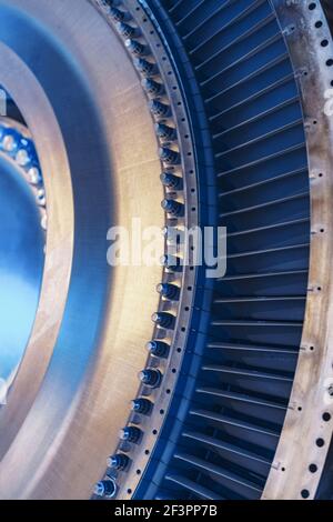 Turbinengeneratorrotor mit Rotorblättern und Scheiben, Innenansicht. Elemente, Details und Mechanismen von Windenergieanlagen. Energie und Maschinenbau Stockfoto