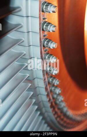 Turbinengeneratorrotor mit Rotorblättern und Scheiben, Innenansicht. Elemente, Details und Mechanismen von Windenergieanlagen. Energie und Maschinenbau Stockfoto