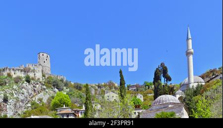 Moschee und alte Festung im historischen Dorf Pocitelj in Bosnien Und Herzegowina Stockfoto