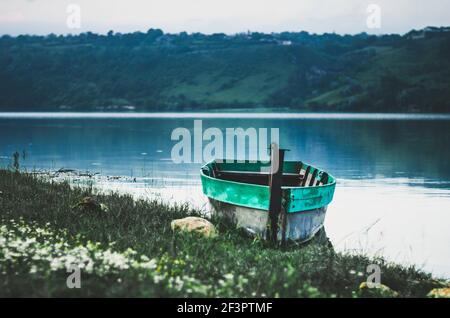 Weitwinkel launisch neblige Landschaft Morgen auf dem Flussufer Mit einem Fischerboot filmische Aufnahme Stockfoto