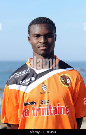 FUSSBALL - FRANZÖSISCHE MEISTERSCHAFT 2009/2010 - L1 - FC LORIENT PRÄSENTATION - 4/10/2009 - FOTO PASCAL ALLEE / FLASH DRÜCKEN - JONAS SAKUWAHA Stockfoto