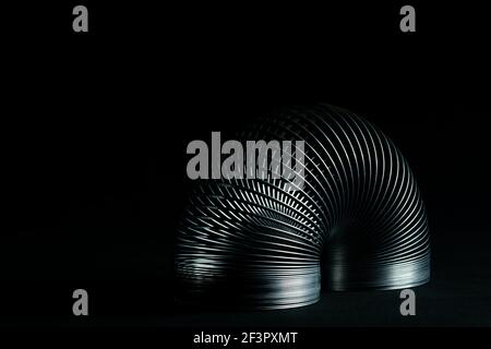 Abstrakte Metallspiralen mit schwarzem Hintergrund. Stockfoto