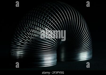 Abstrakte Metallspiralen mit schwarzem Hintergrund. Stockfoto