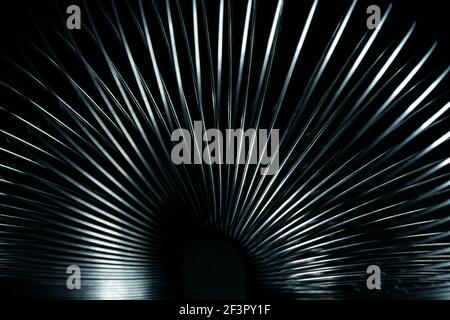 Abstrakte Metallspiralen mit schwarzem Hintergrund. Stockfoto