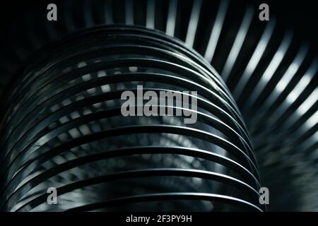 Abstrakte Metallspiralen mit schwarzem Hintergrund. Stockfoto