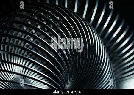 Abstrakte Metallspiralen mit schwarzem Hintergrund. Stockfoto