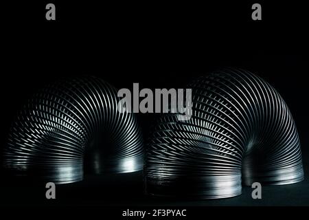 Abstrakte Metallspiralen mit schwarzem Hintergrund. Stockfoto