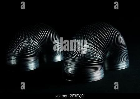 Abstrakte Metallspiralen mit schwarzem Hintergrund. Stockfoto