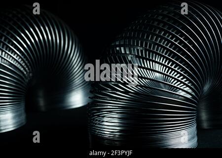 Abstrakte Metallspiralen mit schwarzem Hintergrund. Stockfoto