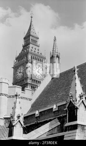 PALACE OF WESTMINSTER, Greater London. Gesamtansicht der Houses of Parliament mit dem Uhrenturm 'Big Ben' und den Dächern. Das Ziffernblatt zeigt eugh Stockfoto