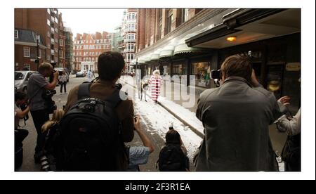 Vater Weihnachten und sein Seesel Dino posieren für Fotos vor einem schneebedeckten Harrods, bevor sie die Gäste am 9. August 2005 in London, England, im dritten Stock des Knightsbridge Stores auf eine Tour durch die Weihnachtswelt nehmen. Über 15.000ft qm Fläche sind Weihnachten im gesamten Geschäft gewidmet. Mit einer künstlichen Schneemaschine, die gegen die Sommerwärme kämpft, kommen Pater Christmas und sein Seesel Dino vor einem schneebedeckten Eingang nach Harrods zum Start von Christmas World im Knightsbridge Store in London an. Bild David Sandison 9/8/2005 Stockfoto