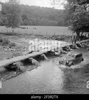 TARR STUFEN, Withypool und Hawkridge, Somerset. Blick auf die Steinklappenbrücke der Tarr Steps über den Fluss Barle in Somerset, die aus dem m Stockfoto