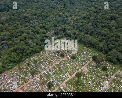 Luftaufnahme von Gräbern im Santo Antônio Friedhof im amazonas Regenwald und Bäumen, Porto Velho, Brasilien. Bestattungen für Covid-19, Coronavirus-Opfer. Stockfoto