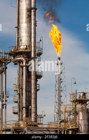 Manaus, Amazonas, Brasilien 02. April 2012 Blick auf Feuerturm Gas Treibstofftanks, Benzin, Diesel in Petrobras Ölindustrie Werk an sonnigen Tag. Benzin. Stockfoto