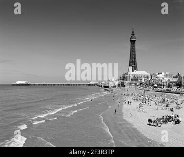 BLACKPOOL, Lancashire. Blick auf den Strand vom zentralen Pier auf den Turm. Stockfoto