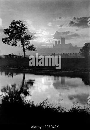 LINCOLN CATHEDRAL, Lincolnshire. Ein nebliger Blick auf die Lincoln Cathedral in der Ferne vom Swanpool. Die Kathedrale stammt aus dem Jahr 1092 mit l Stockfoto