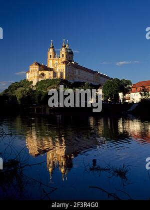 Kloster Melk oder Stift Benediktiner-Abtei Melk spiegelt sich in der Donau, Österreich. Stockfoto