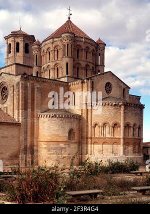 Außenfassade der Stiftskirche Santa Maria la Mayor (Kirche Santa Maria der große) in Toro, Provinz Zamora, Spanien. Stockfoto