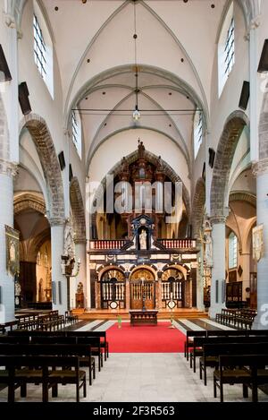 Das Innere der Kirche St. James, erbaut 1200, mit Blick auf die barocke Rood (Chor) Bildschirm und Orgel, in Brügge, Belgien. Früher ein Stopp Stockfoto