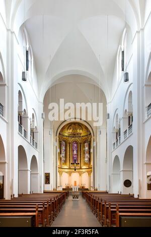 Innenansicht nach Osten hin zu Buntglasfenstern und Altar, Mariendom, neuer Hamburger Dom, erbaut 1893 nach den Entwürfen von Arnold G. Stockfoto