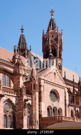 S¸dliches Querhaus (romanisch) und Vierungst¸rme von S¸dwesten, Freiburg, M¸nster unserer Lieben Frau Stockfoto